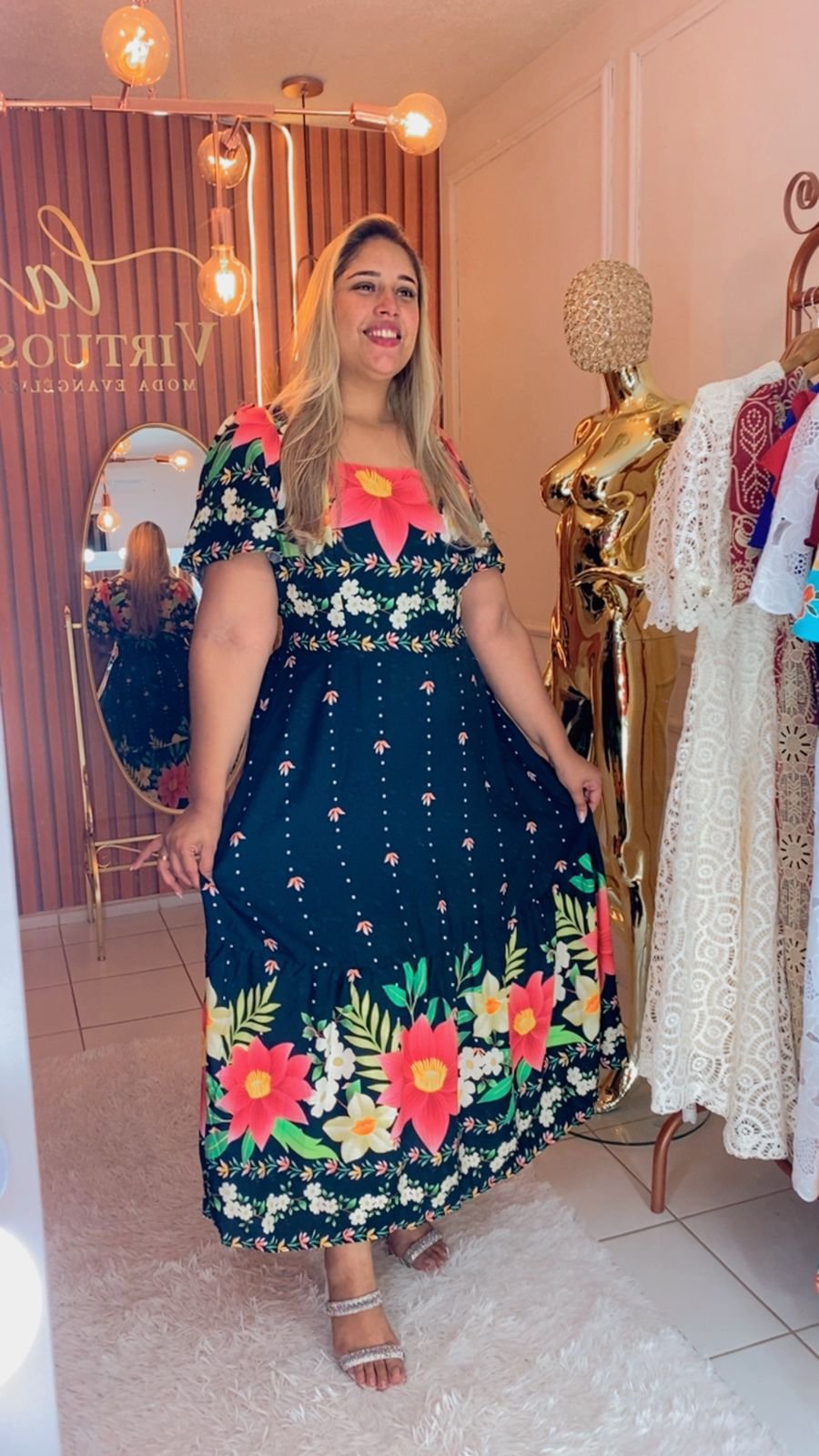 Vestido preto floral viscolinho